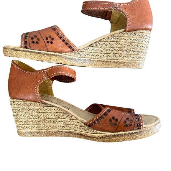 Cucos Women’s Brown Leather Sandals - Picture 2 of 3